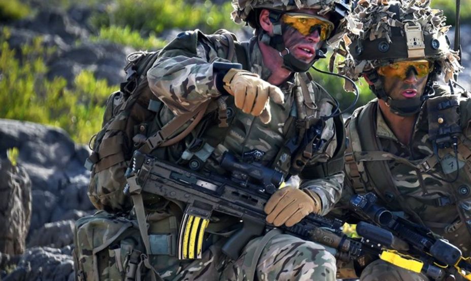 身穿大红上衣的英国龙骑兵,迂腐蠢笨,换上全地形迷彩战力很强悍