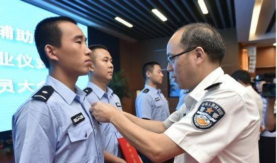 杭州4名辅警成功入编辅警转正传言被坐实铁饭碗更香了