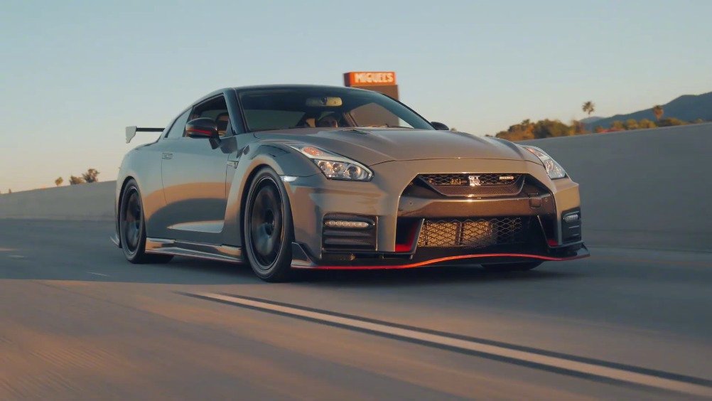 稳稳地开也依然很有气势! Nismo R35 GTR|汽车资讯|汽车视频_新浪新闻