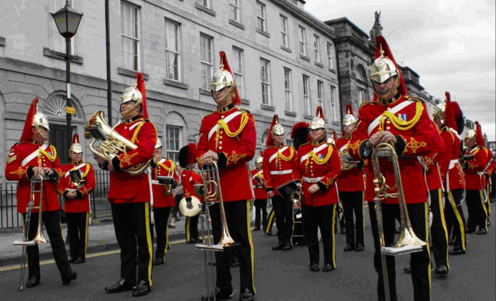身穿大红上衣的英国龙骑兵,迂腐蠢笨,换上全地形迷彩战力很强悍