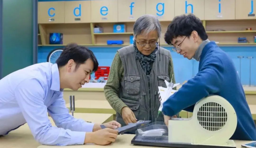 72岁硬核姥姥退休当网红，吸粉百万，真实身份不简单！休闲区蓝鸢梦想 - Www.slyday.coM