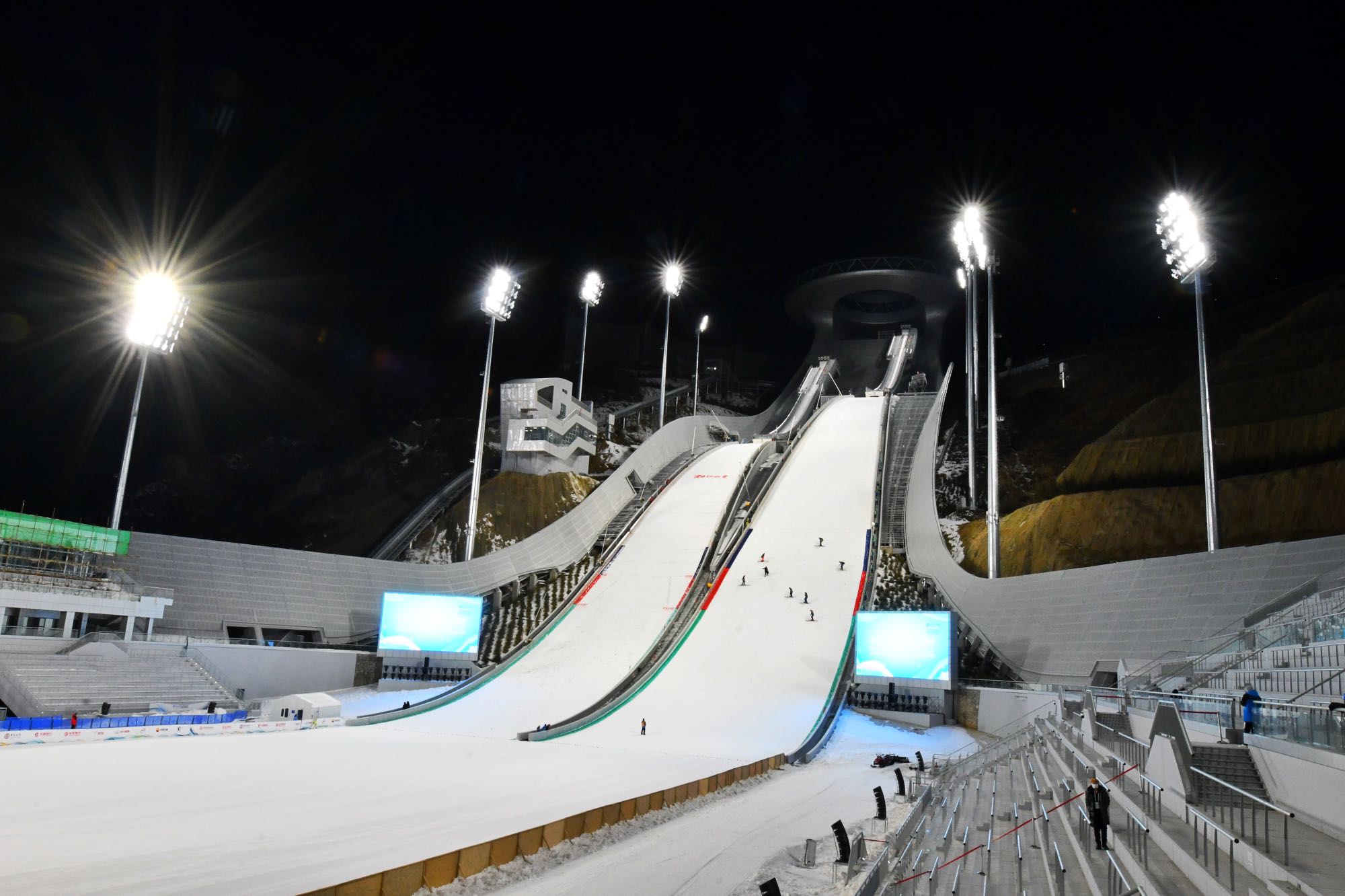 国家跳台滑雪中心共两条赛道,标准台hs线为106米,大跳台hs线为140米.