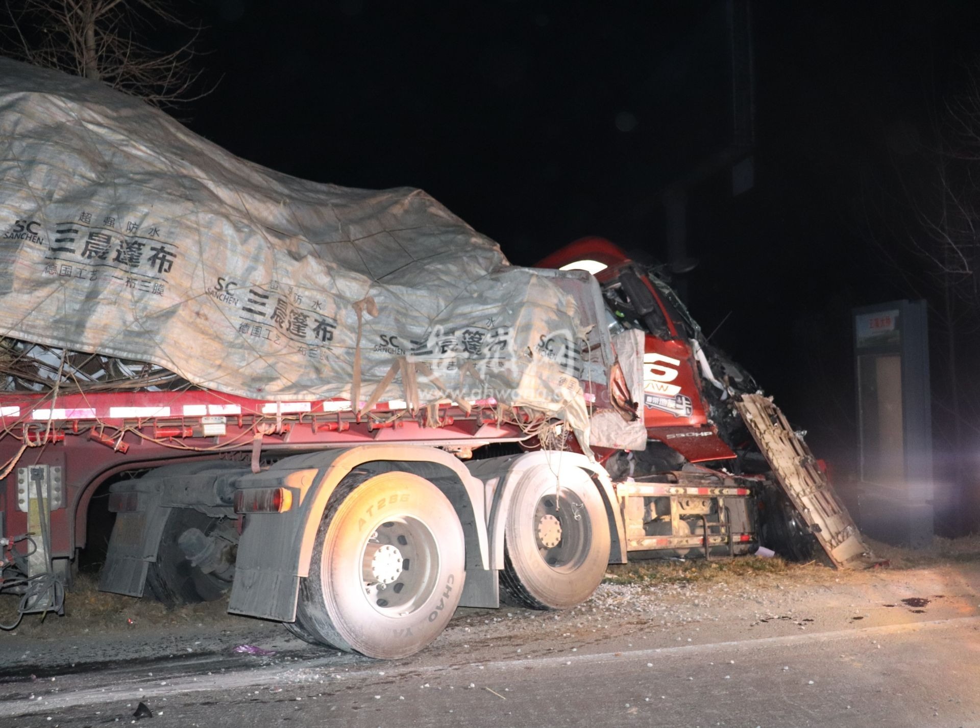 灵璧:半挂车追尾致1人被困 消防人员紧急营救