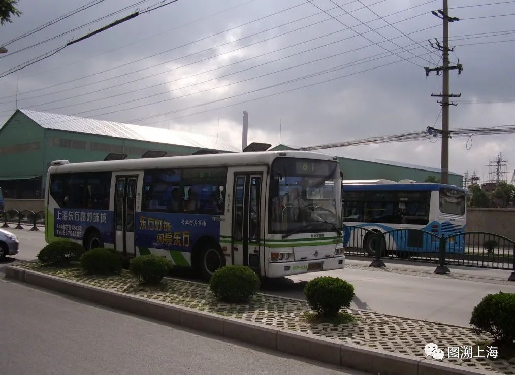 81路SK6105HP1-3（SHP）型客车，浦东大道（刘祺 摄）