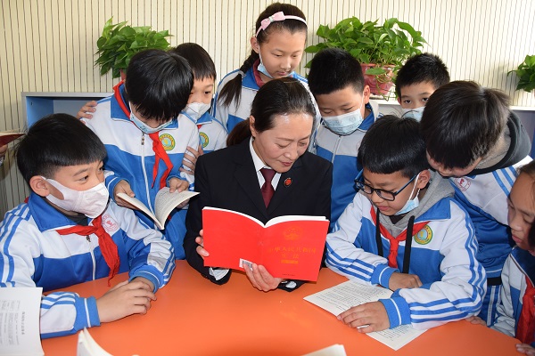 河北省武安市检察院干警近日走进该市富强小学开展国家宪法日法治宣传活动。该院检察官向学生讲解了宪法的基本地位、基本知识和作用等法律知识。　本报记者肖俊林　通讯员王庆华　谢铃摄