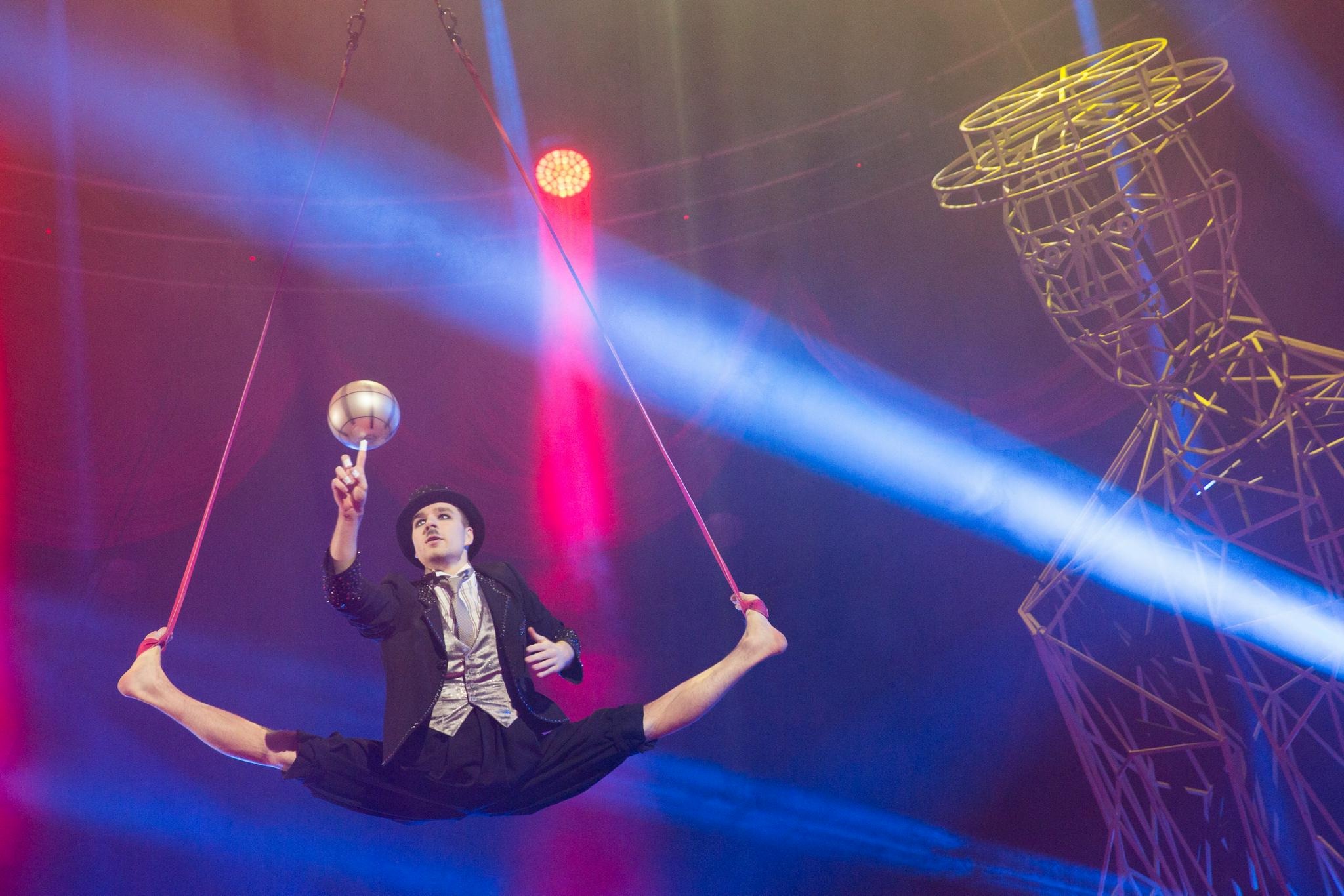 12月3日,小朋友在俄罗斯圣彼得堡国立大马戏院手捧爆米花等待观看