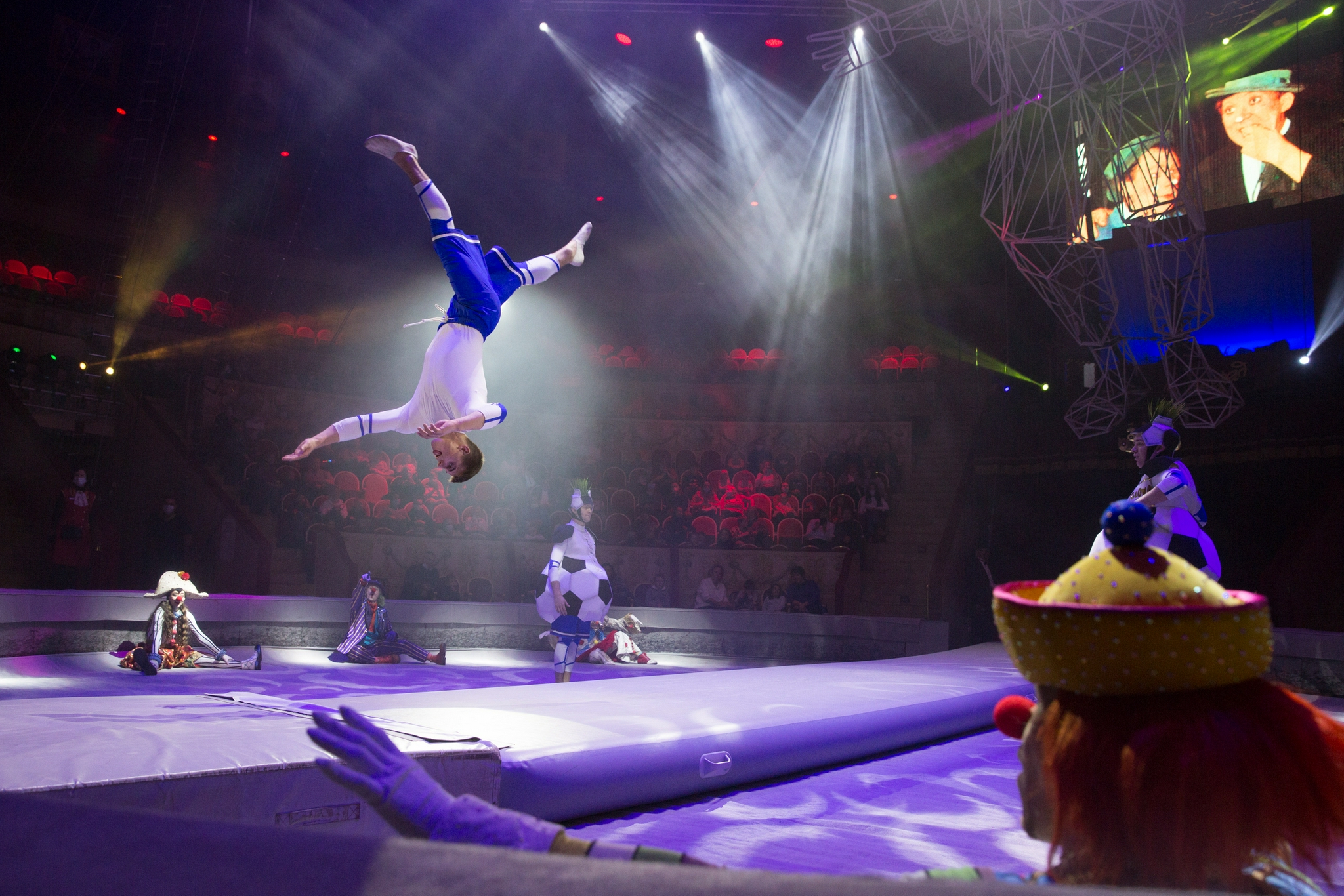 12月3日,演员在俄罗斯圣彼得堡国立大马戏院进行马戏表演.