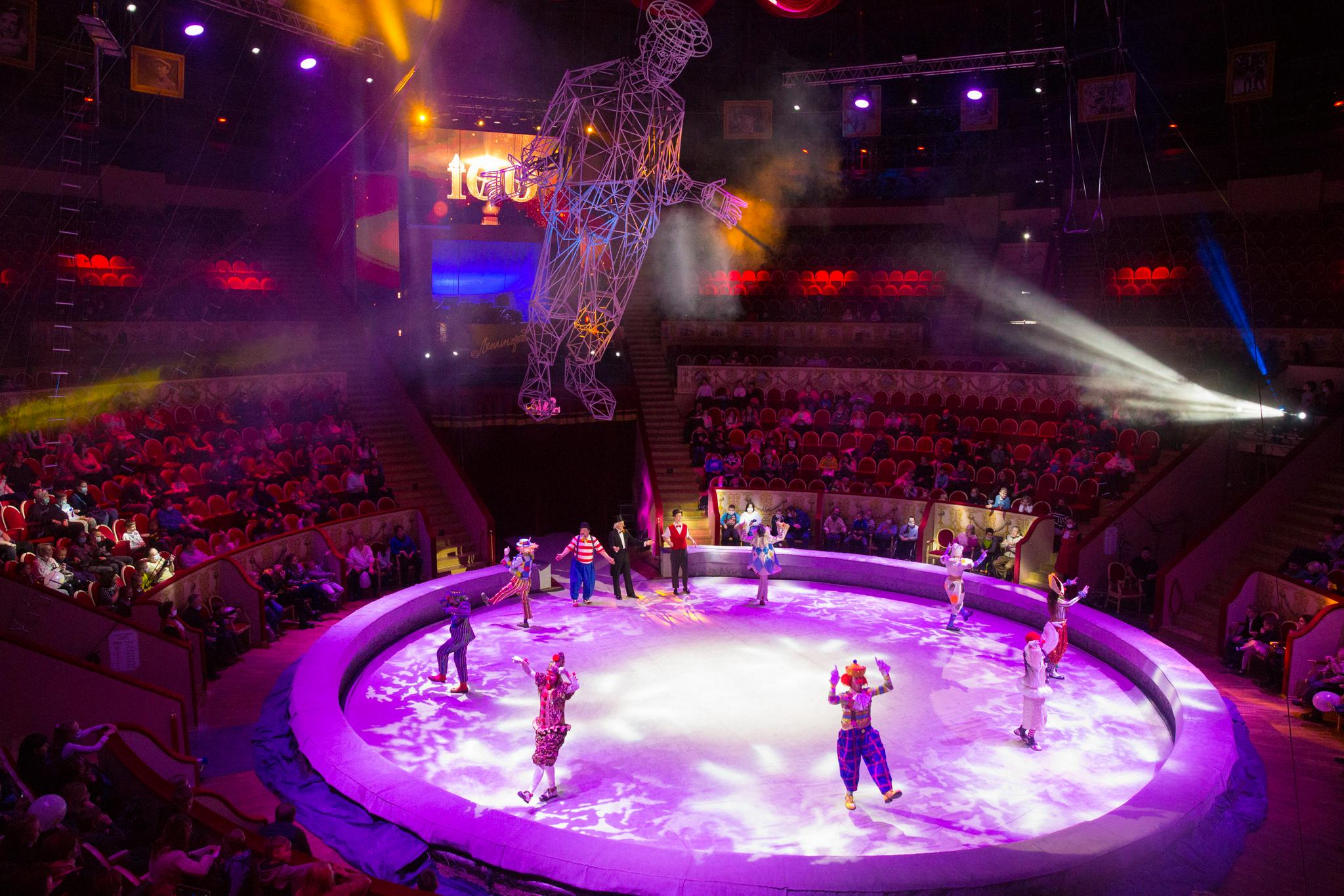 12月3日,在俄罗斯圣彼得堡国立大马戏院,演员和观众在马戏表演中