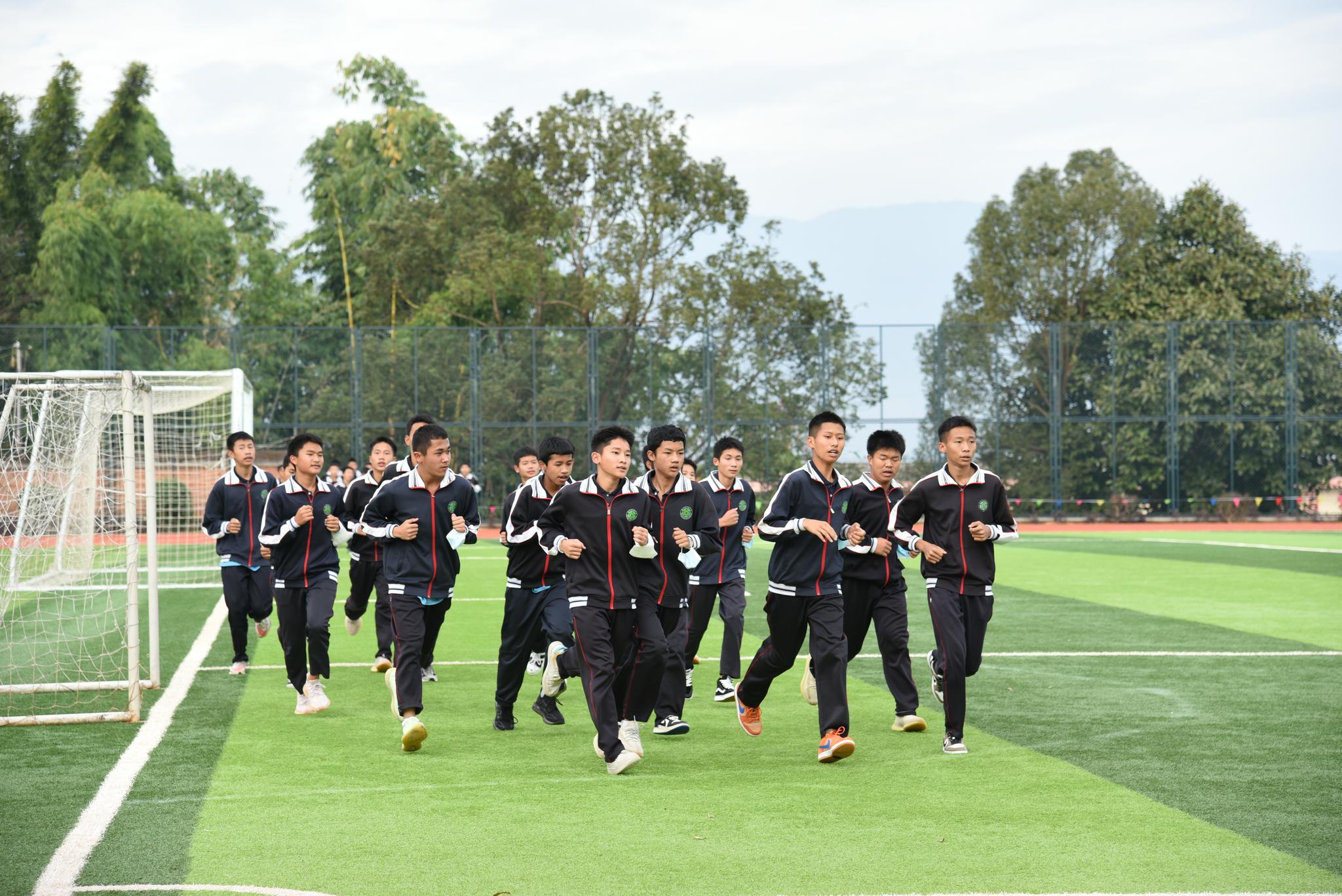 新华社记者 林碧锋 摄12月5日,陇川县民族小学的一名老师在上语文课.