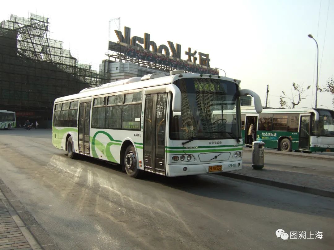 81路SWB6120V3（S2E）型客车，东昌路（朱达艺 摄）