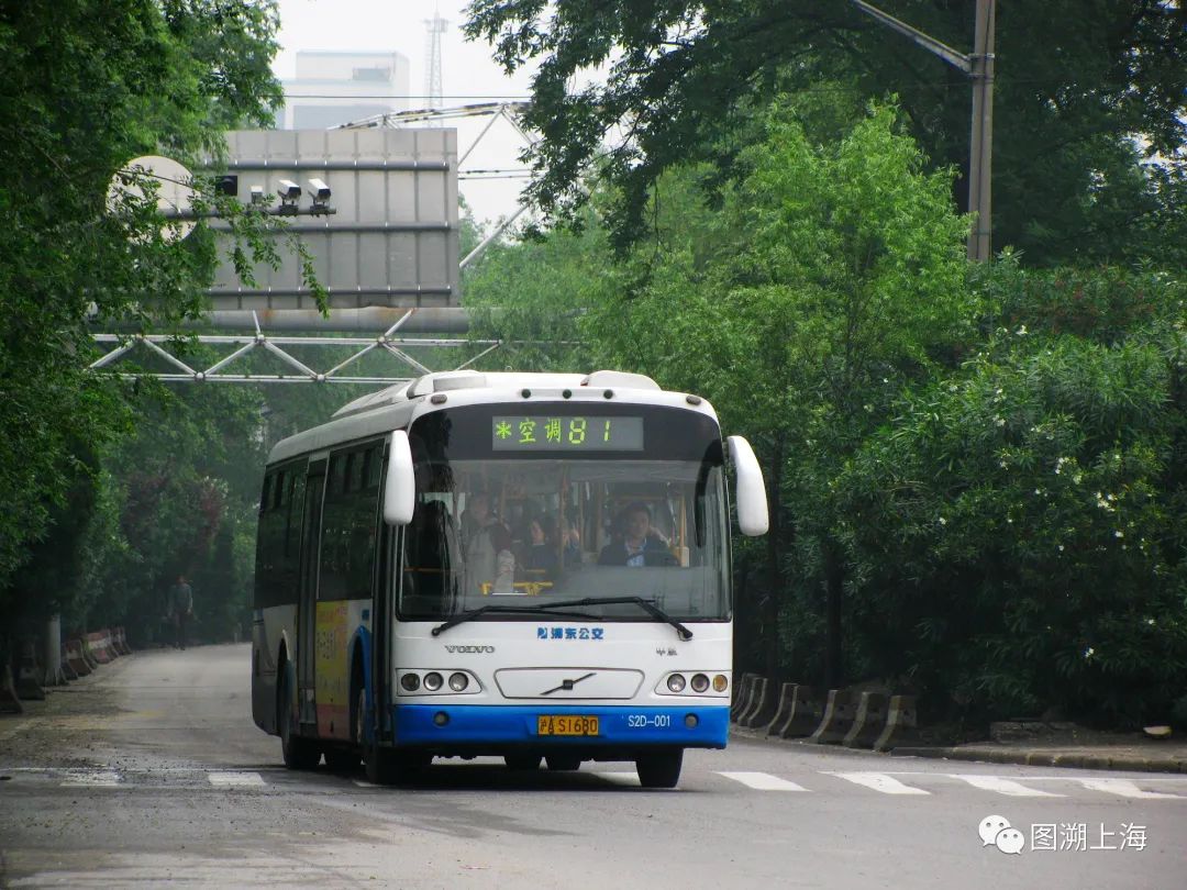 81路SWB6120V3（S2D）型客车，东塘路（魏家钧 摄）