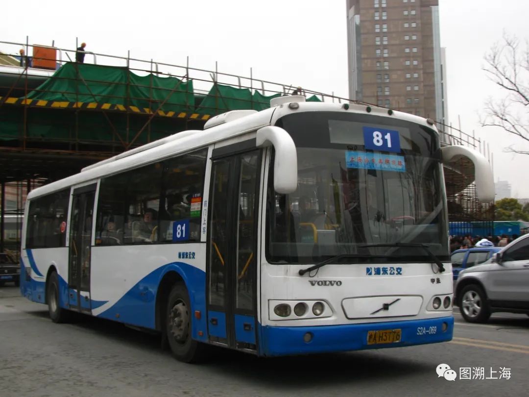 81路SWB6120KHV-3（S2A）型客车，陆家嘴环路（魏家钧 摄）