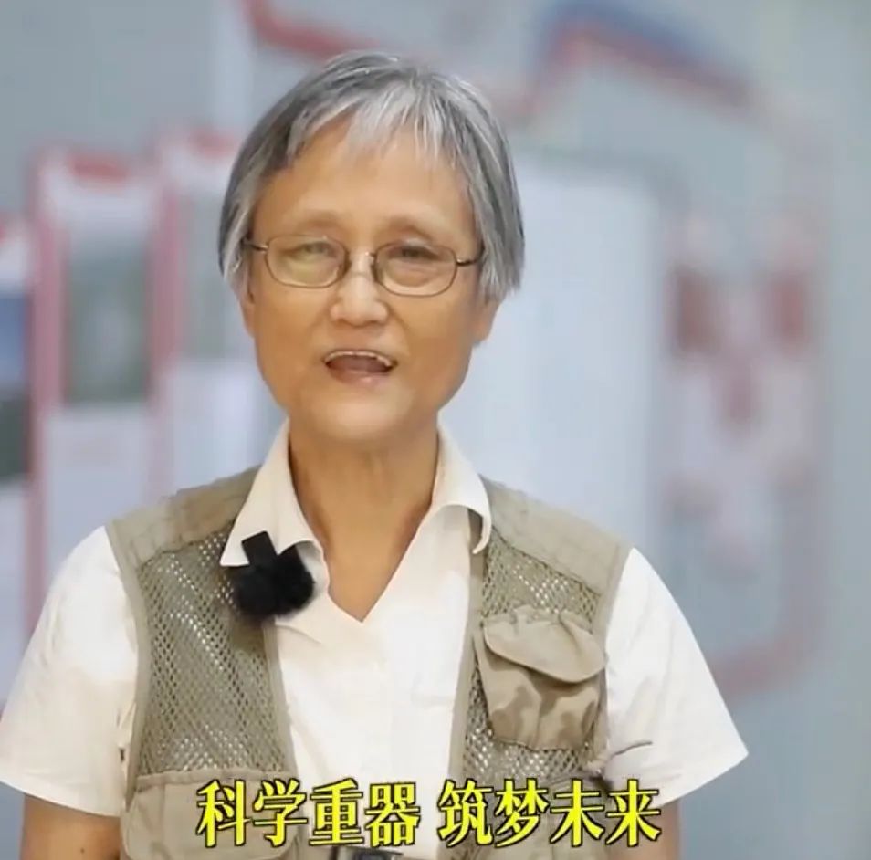 72岁硬核姥姥退休当网红，吸粉百万，真实身份不简单！休闲区蓝鸢梦想 - Www.slyday.coM