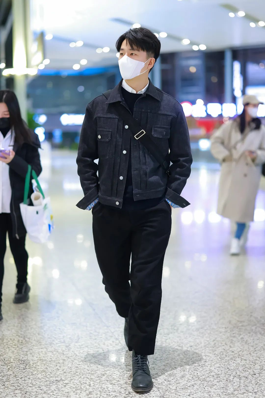 男星街拍花蝴蝶井宝现身荷兰弟赞达亚狗粮发不停