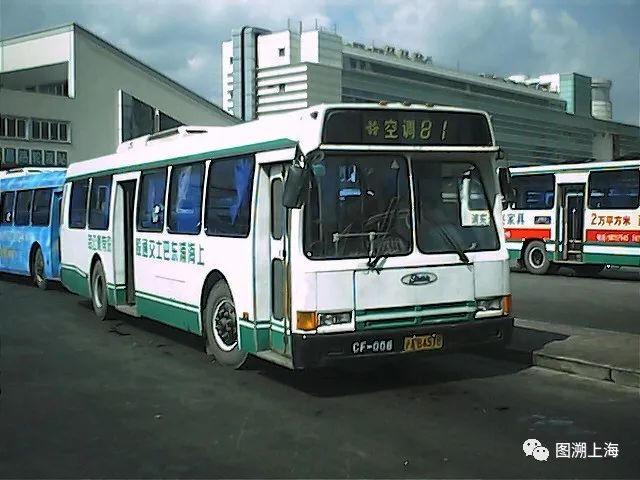 81路CFC6110GD（CF）型客车，东昌路（朱达艺 摄）