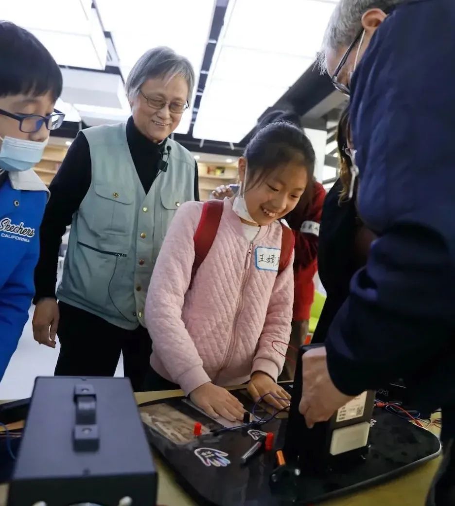 72岁硬核姥姥退休当网红，吸粉百万，真实身份不简单！休闲区蓝鸢梦想 - Www.slyday.coM