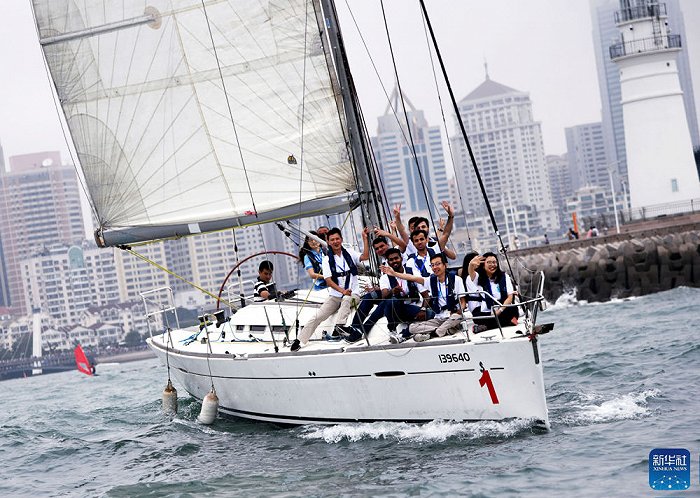 游客乘坐帆船出海体验 图片来源:李紫恒/摄