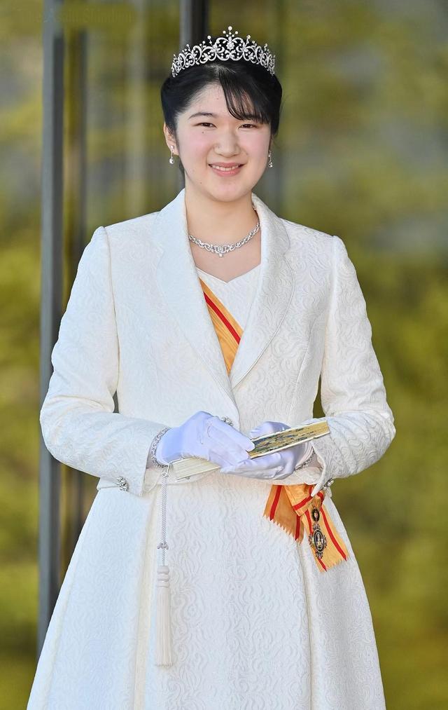日本爱子公主穿中礼服亮相,头戴华丽皇冠,笑容温暖越来越像雅子