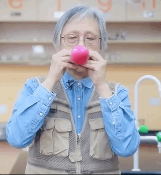 72岁硬核姥姥退休当网红，吸粉百万，真实身份不简单！休闲区蓝鸢梦想 - Www.slyday.coM