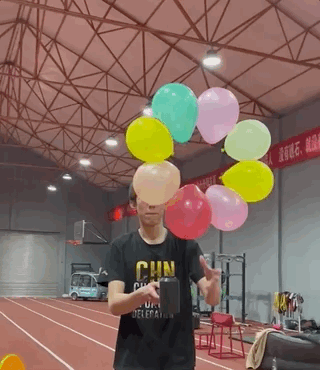 72岁硬核姥姥退休当网红，吸粉百万，真实身份不简单！休闲区蓝鸢梦想 - Www.slyday.coM