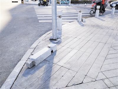 人行便道上挡车桩损坏