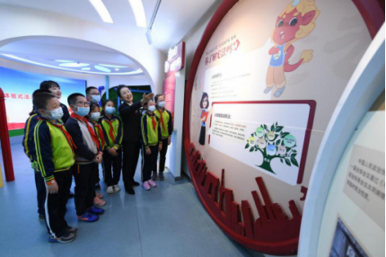 北京石景山:冬奥小志愿者走进未成年人互动体验式法治教育中心