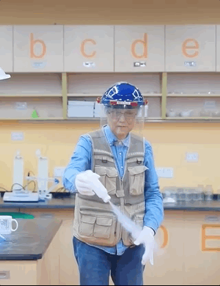 72岁硬核姥姥退休当网红，吸粉百万，真实身份不简单！休闲区蓝鸢梦想 - Www.slyday.coM