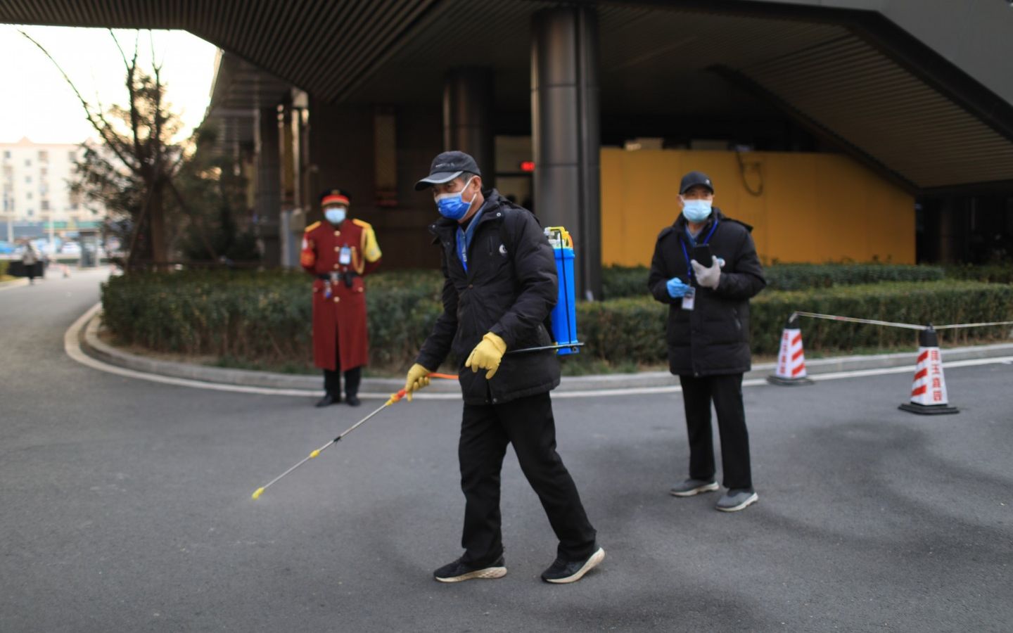 2021年12月5日，海淀琨御府，工作人员在给公共区域消毒。新京报记者 浦峰 摄