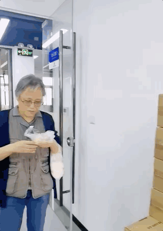 72岁硬核姥姥退休当网红，吸粉百万，真实身份不简单！休闲区蓝鸢梦想 - Www.slyday.coM