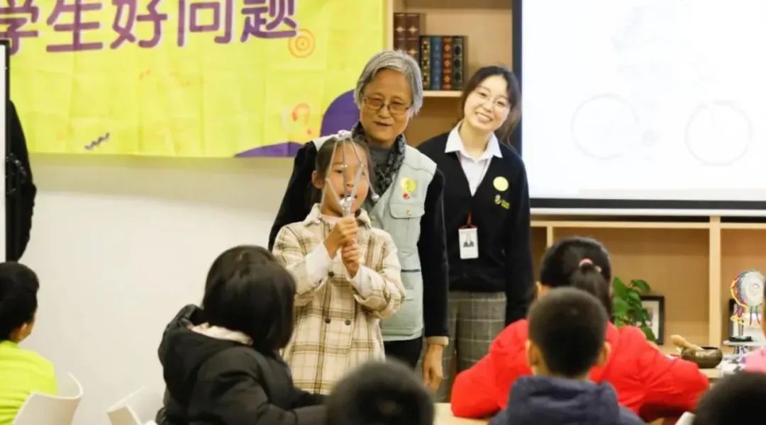 72岁硬核姥姥退休当网红，吸粉百万，真实身份不简单！休闲区蓝鸢梦想 - Www.slyday.coM