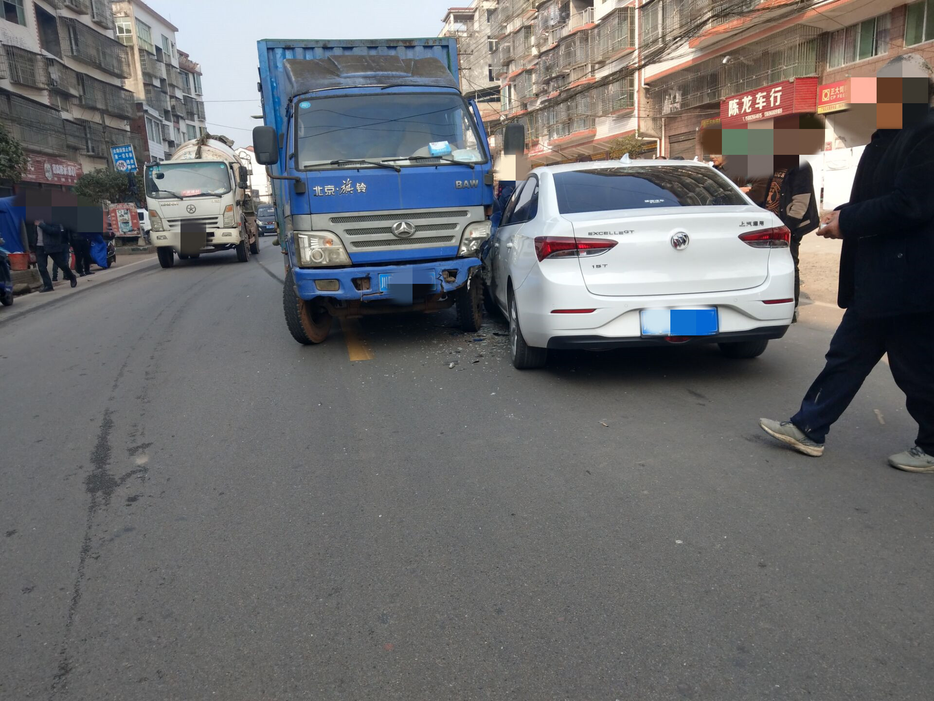 南充长乐发生车祸两车相撞互有损失