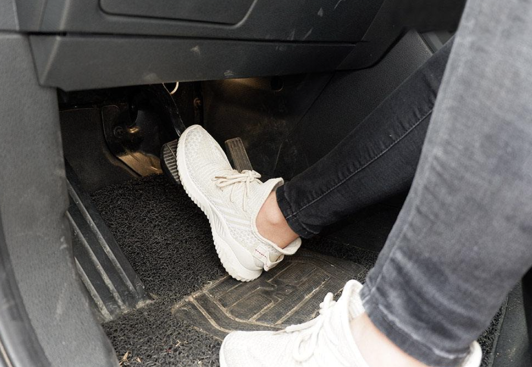 开车的时候我们需不要不踩油门就把脚放在刹车上