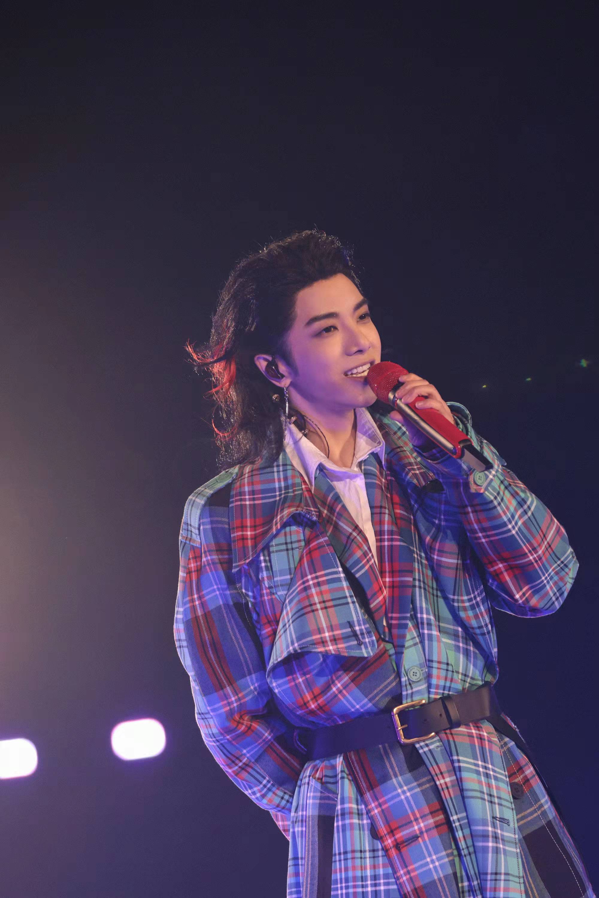 华晨宇演唱会互动引起争议女粉丝大喊脱衣饭圈文化太低俗