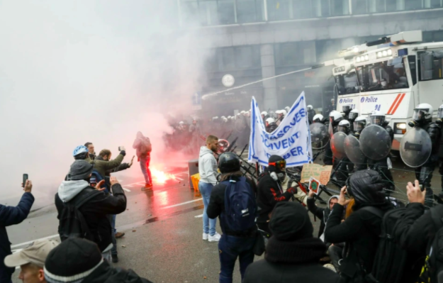 疫情蔓延 欧洲各国出台限制措施 民众爆发反封锁骚乱 高呼自由休闲区蓝鸢梦想 - Www.slyday.coM 疫情蔓延 欧洲各国出台限制措施 民众爆发反封锁骚乱 高呼自由休闲区蓝鸢梦想 - Www.slyday.coM