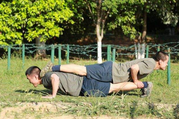 部队里军人做多少个俯卧撑算合格最高纪录普通人根本做不到