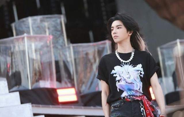 华晨宇演唱会成蹦迪现场，刘信达怒怼：中国演出协会为何不管他？休闲区蓝鸢梦想 - Www.slyday.coM