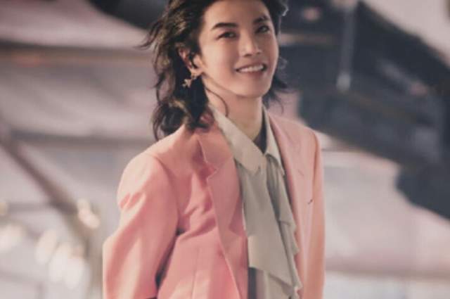 华晨宇演唱会成蹦迪现场，刘信达怒怼：中国演出协会为何不管他？休闲区蓝鸢梦想 - Www.slyday.coM