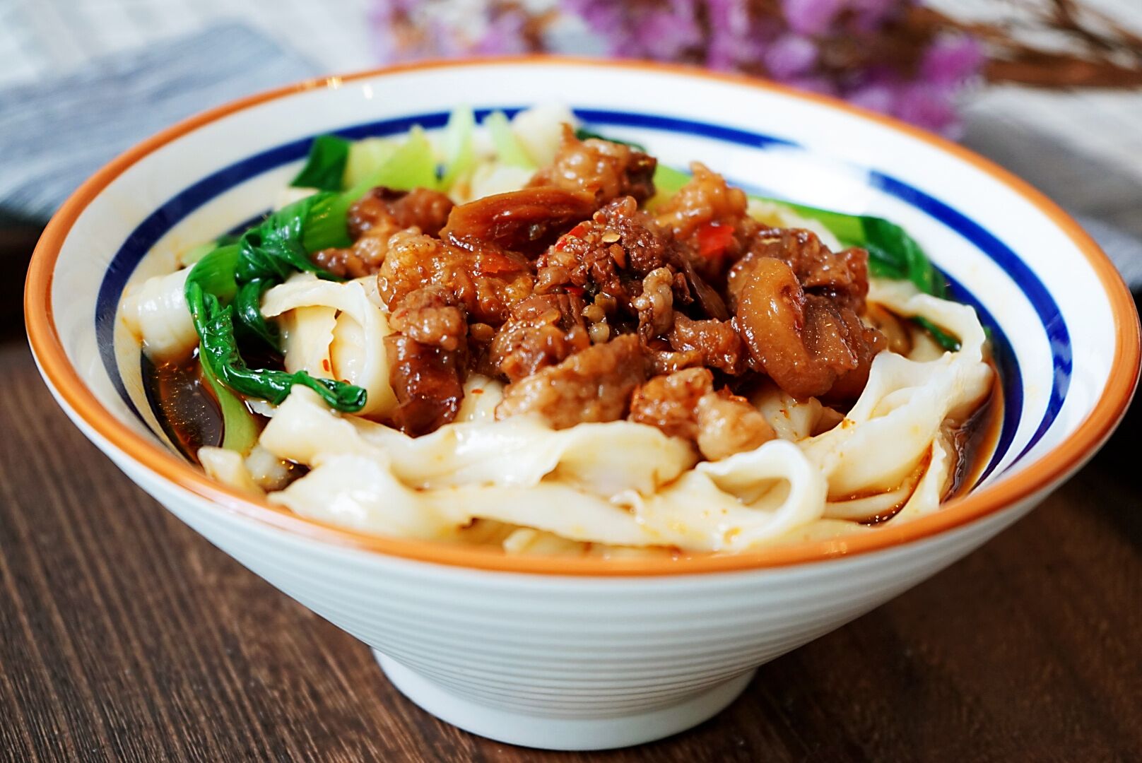 五香粉适量郫县豆瓣酱2大勺食用油,料酒,老抽,生抽,盐,冰糖刀削面