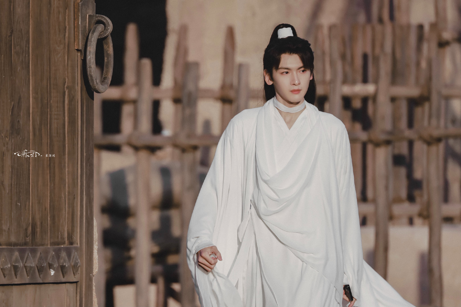 翟潇闻吉星高照白衣造型路透你觉得好看吗