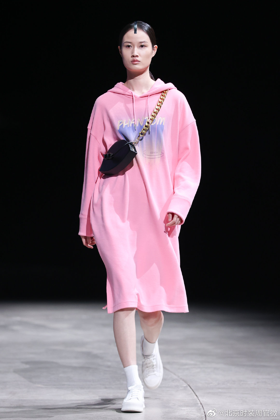 2021北京时装周# #流行趋势#由绿色,粉色和蓝紫色引领的粉蜡色系灯贩