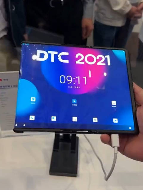 这就是tcl华星光电展示的可伸缩折叠屏新品手机