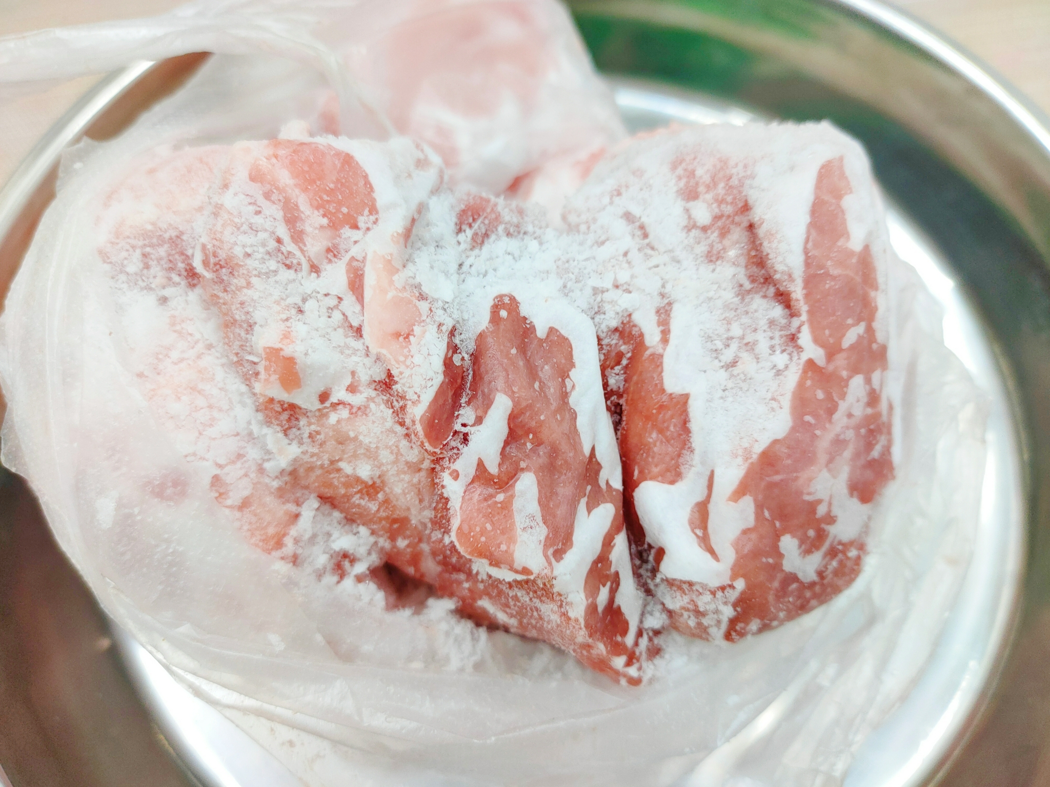 猪肉解冻小妙招,别再放水里泡了,3个实用新点子,猪肉简单解冻|微波炉