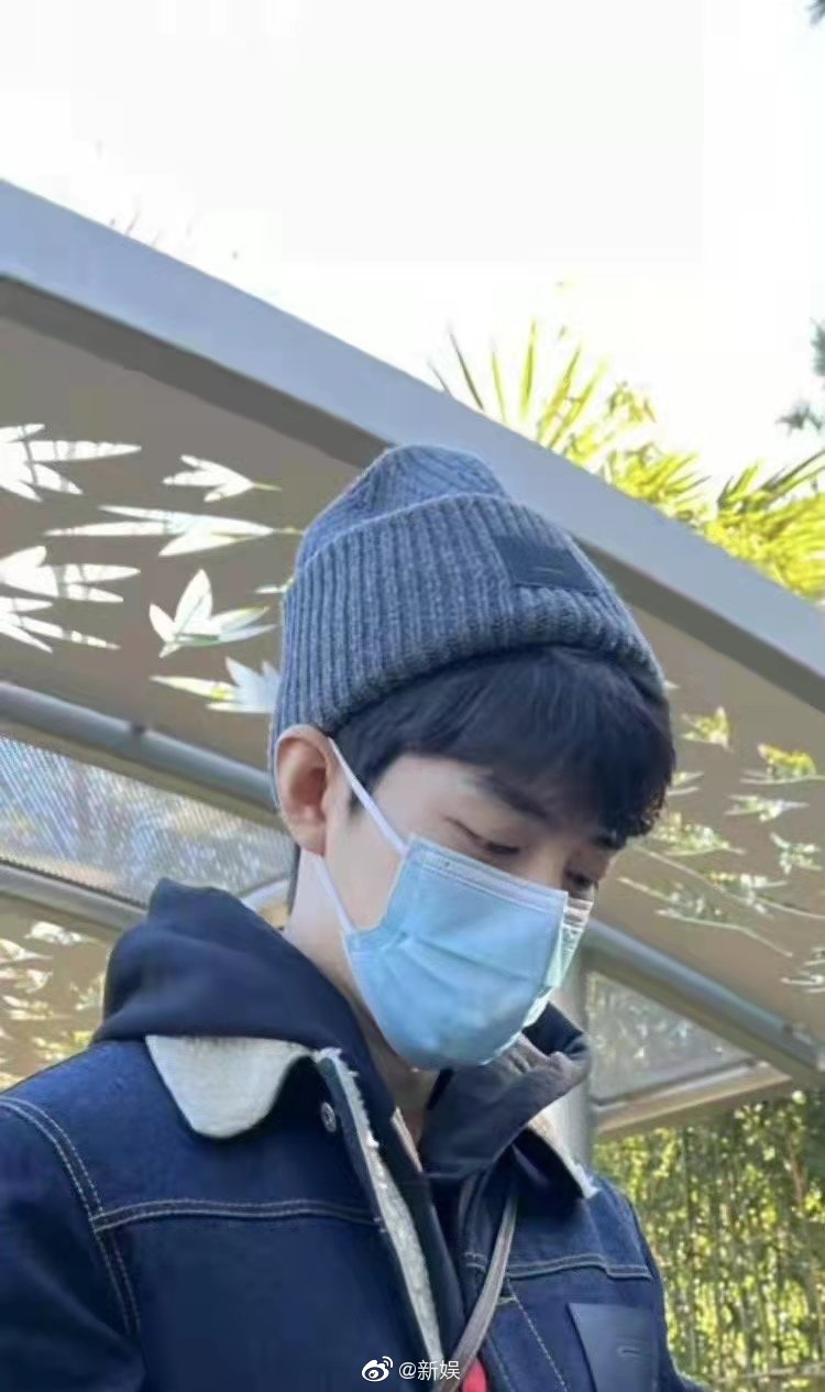 牛仔外套 黑色毛线帽,冬日男友风造型……|肖战|毛线帽_新浪新闻