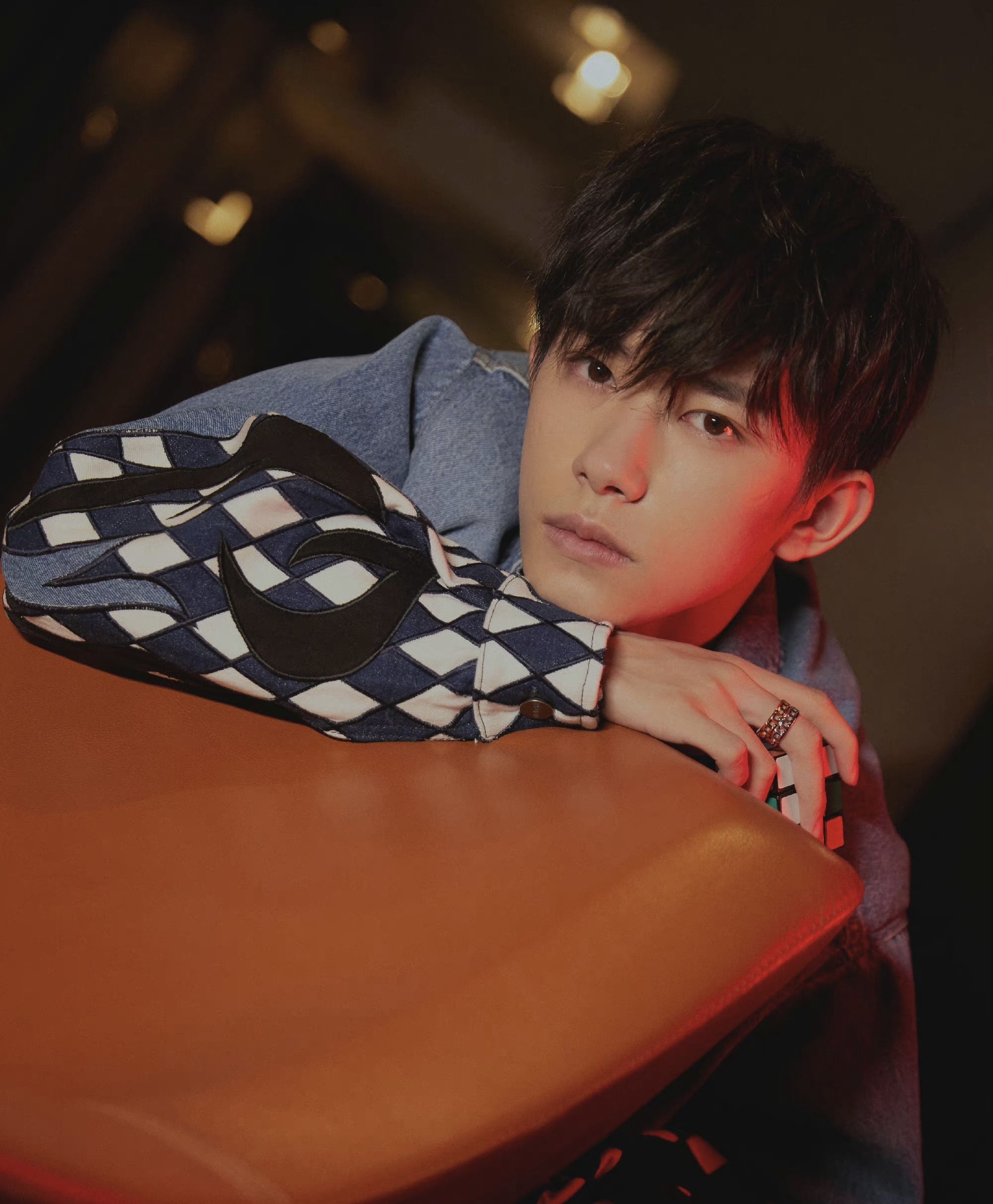 奇迹花絮发布易烊千玺被临时点名他紧张到摸腿毛缓解尴尬