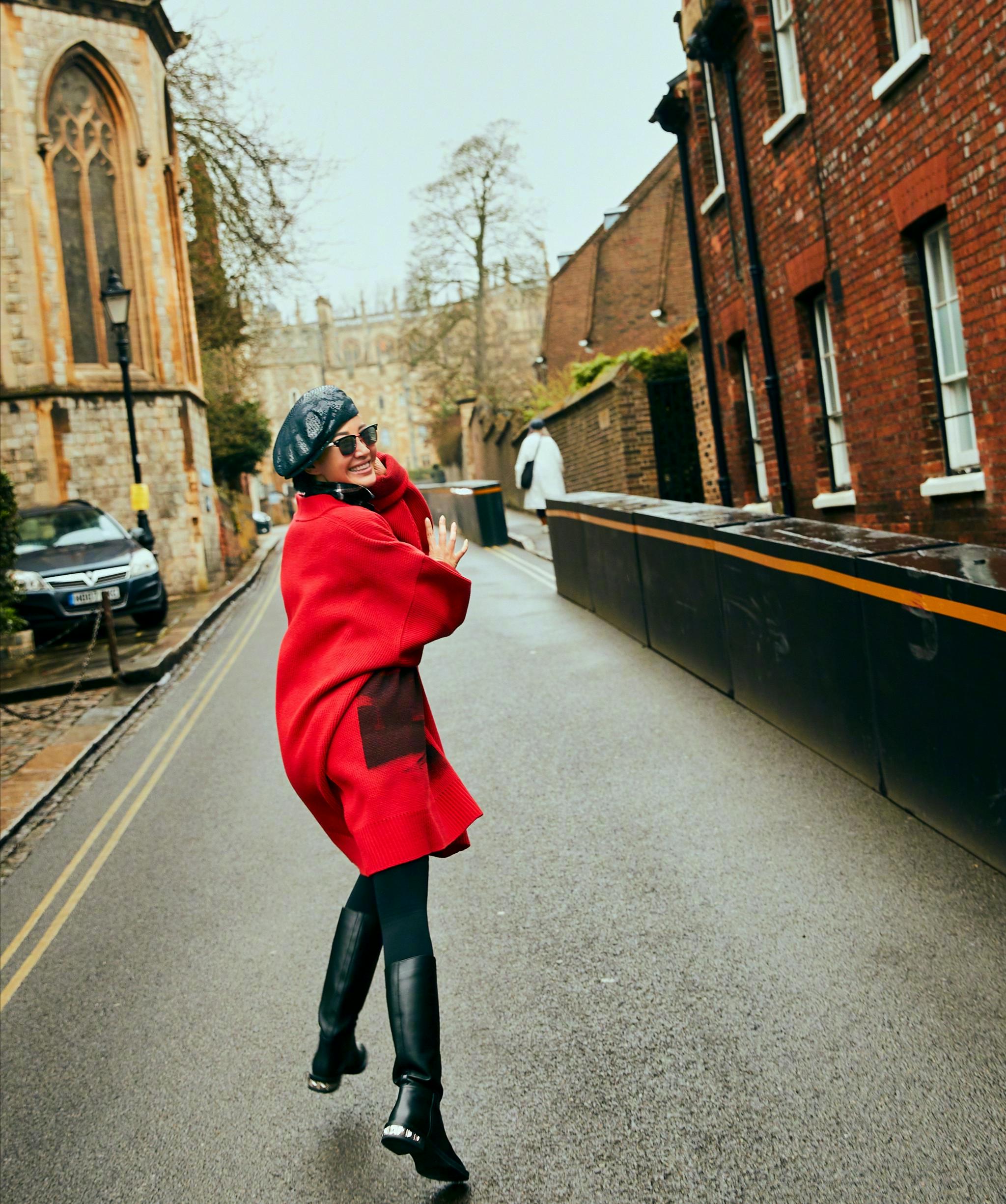 50 的许晴人美,身材好又会穿,穿湖蓝色大衣瞬间成为人群焦点__财经