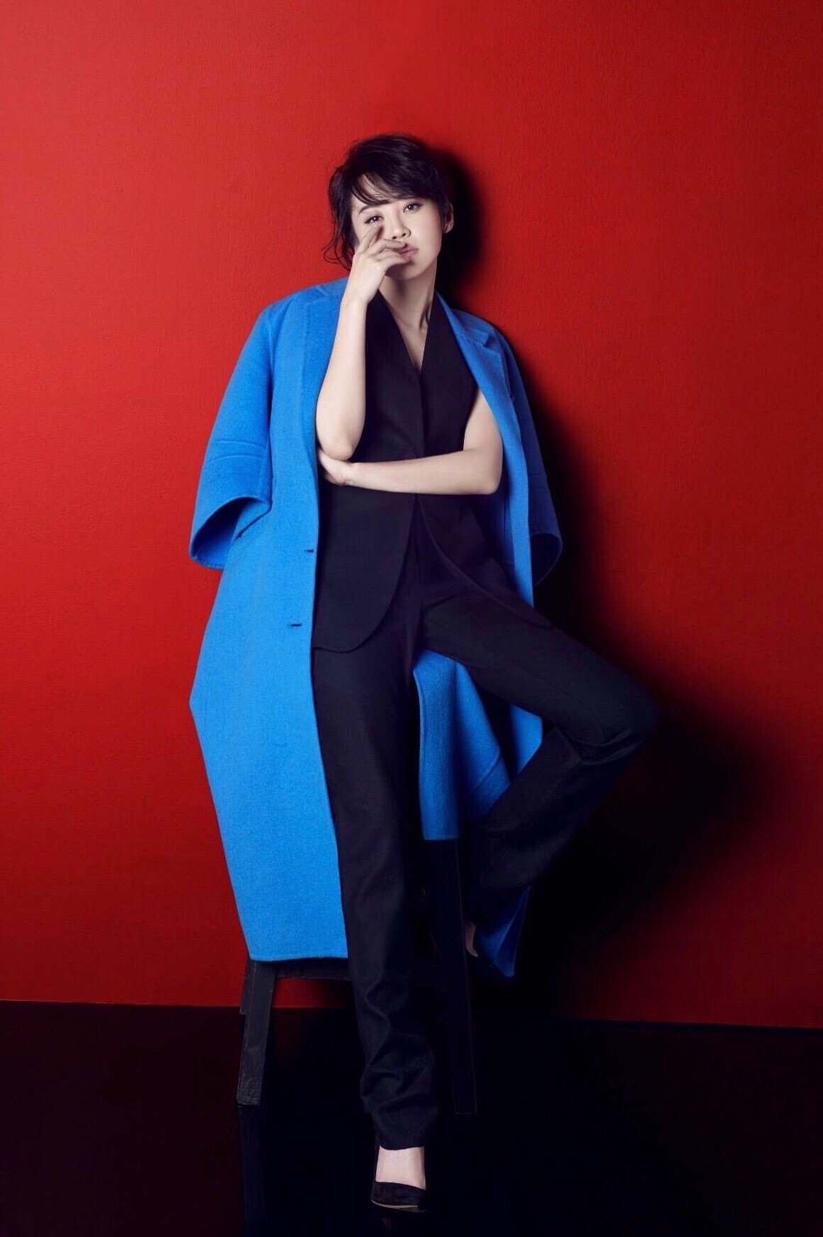 50 的许晴人美,身材好又会穿,穿湖蓝色大衣瞬间成为人群焦点__财经