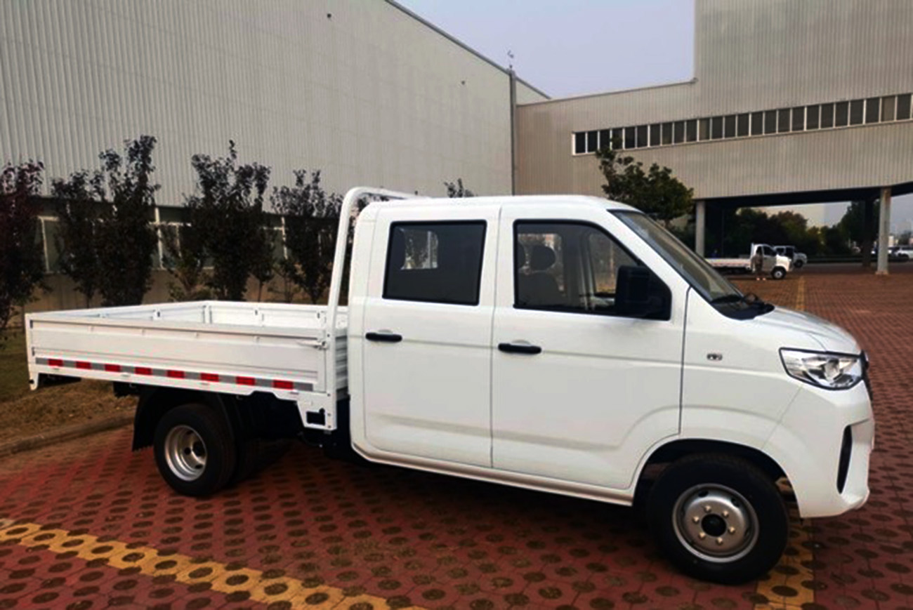 奇瑞新款6轮小货车外观很霸气轿车内饰悬浮大屏还有气囊