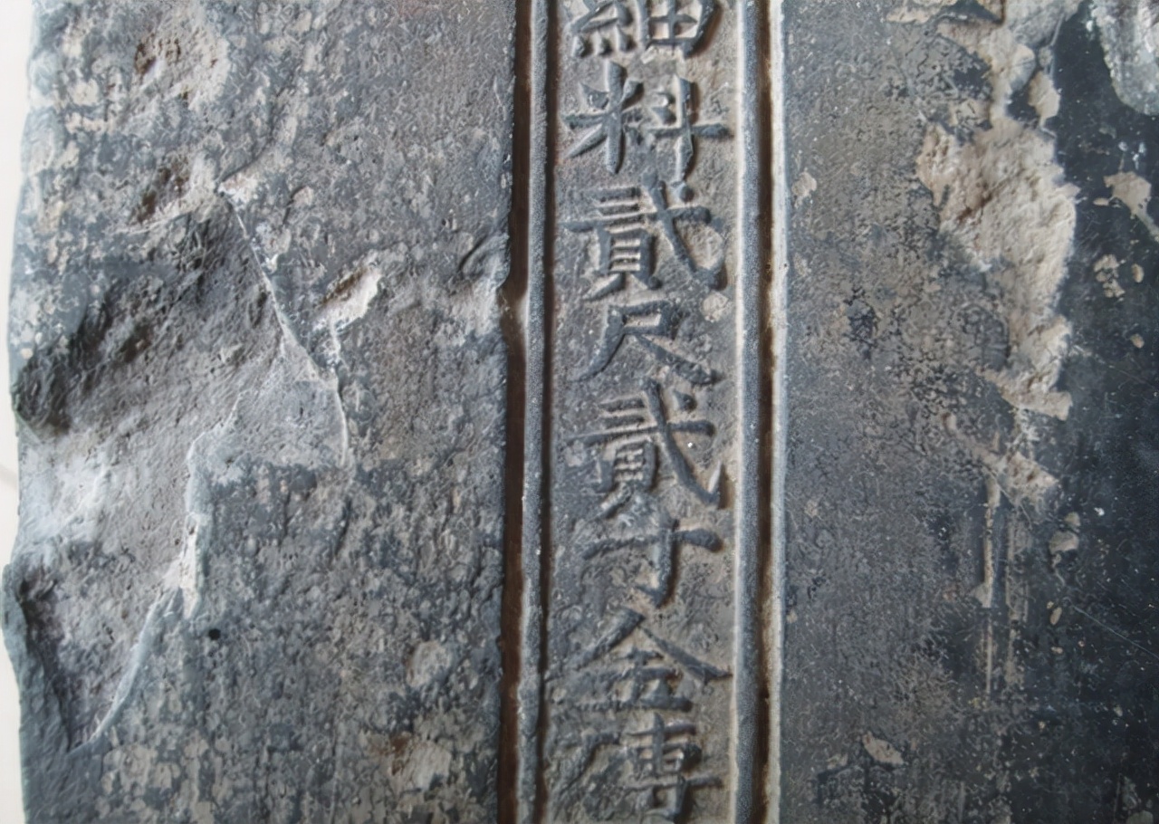 这种金砖比黄金还珍贵,因为普天之下也只有帝王才能使用,所以在太和殿