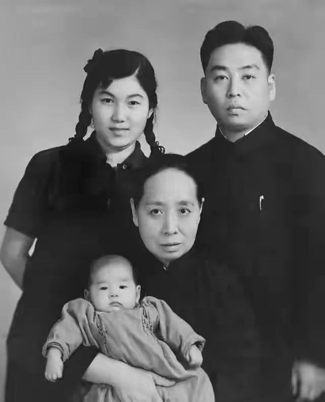 新凤霞和吴祖光女追男的爱情典范在晚年瘫痪后更见人心