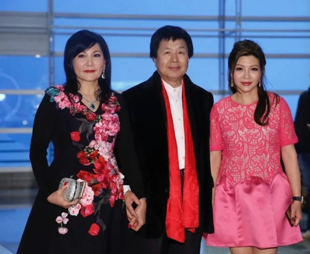 休闲打扮仍难掩霸气,已转型经商仍未婚|陈妙瑛|港姐|蔡志明_新浪新闻